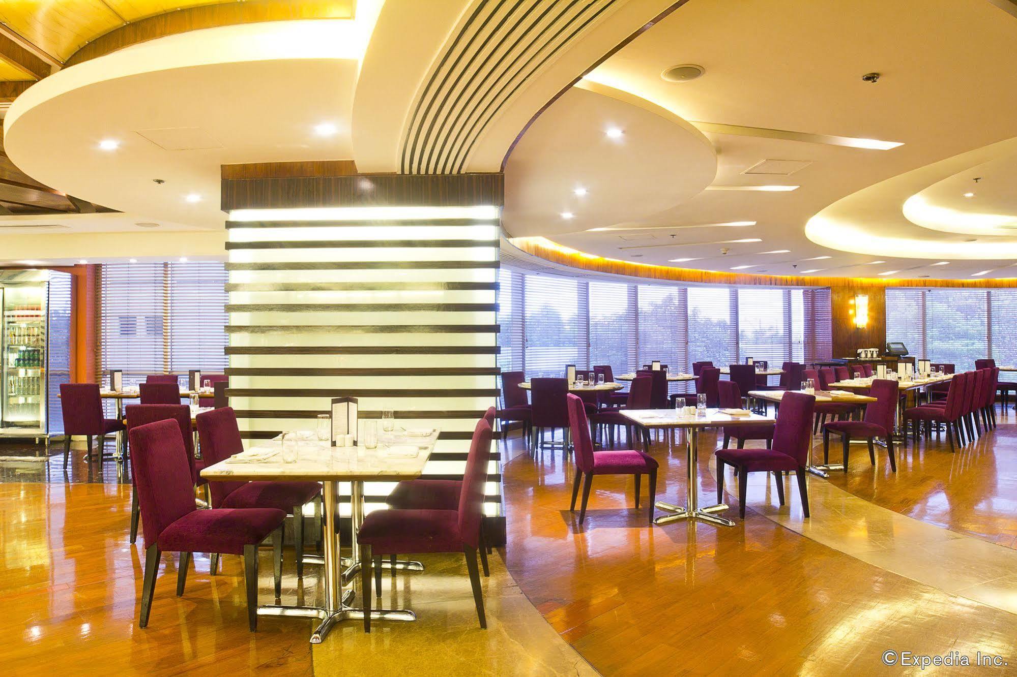 New Coast Hotel Маніла Екстер'єр фото The interior of the lounge