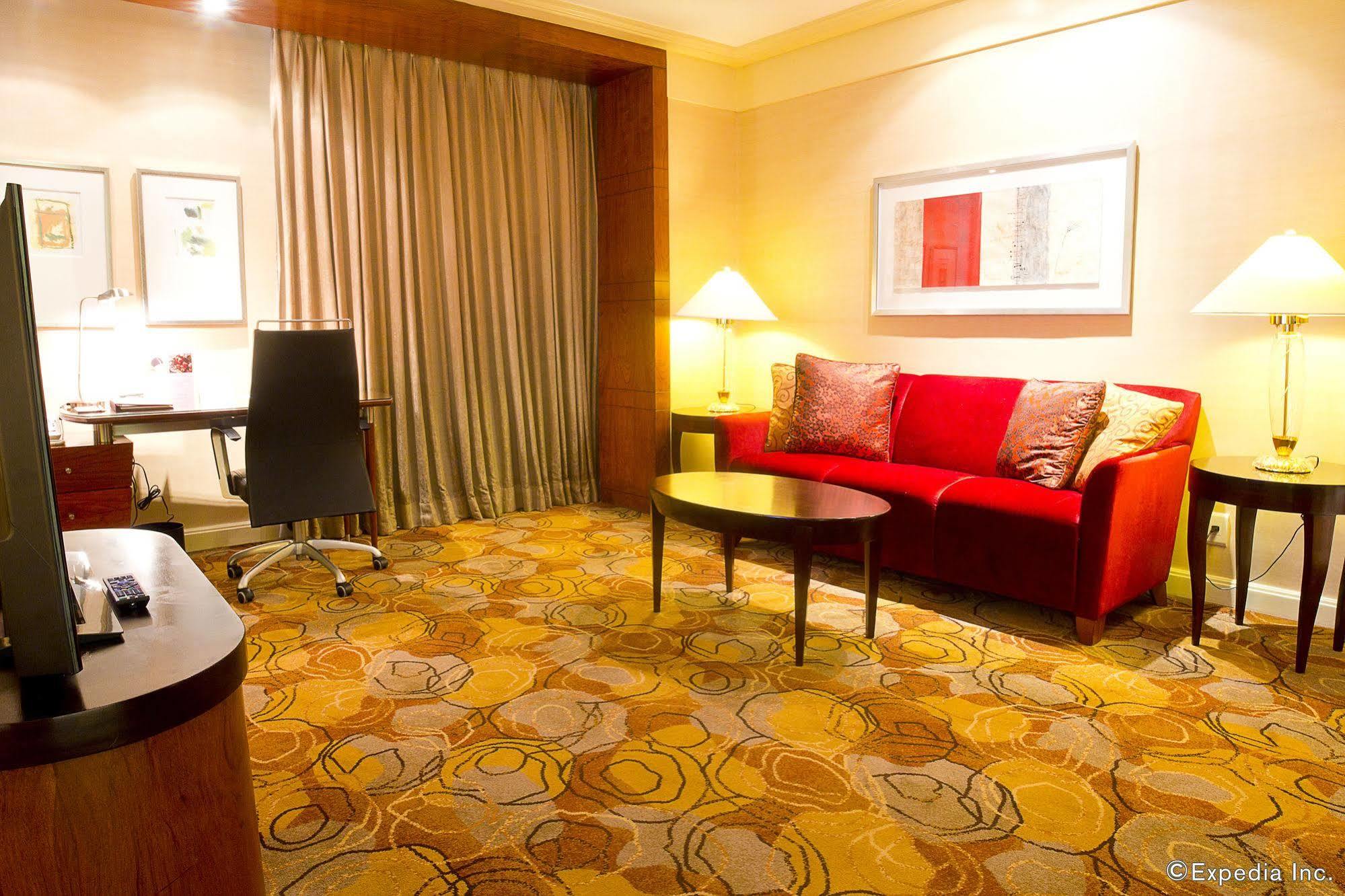 New Coast Hotel Маніла Екстер'єр фото A living room in a suite at the Shangri-La Hotel, Kuala Lumpur